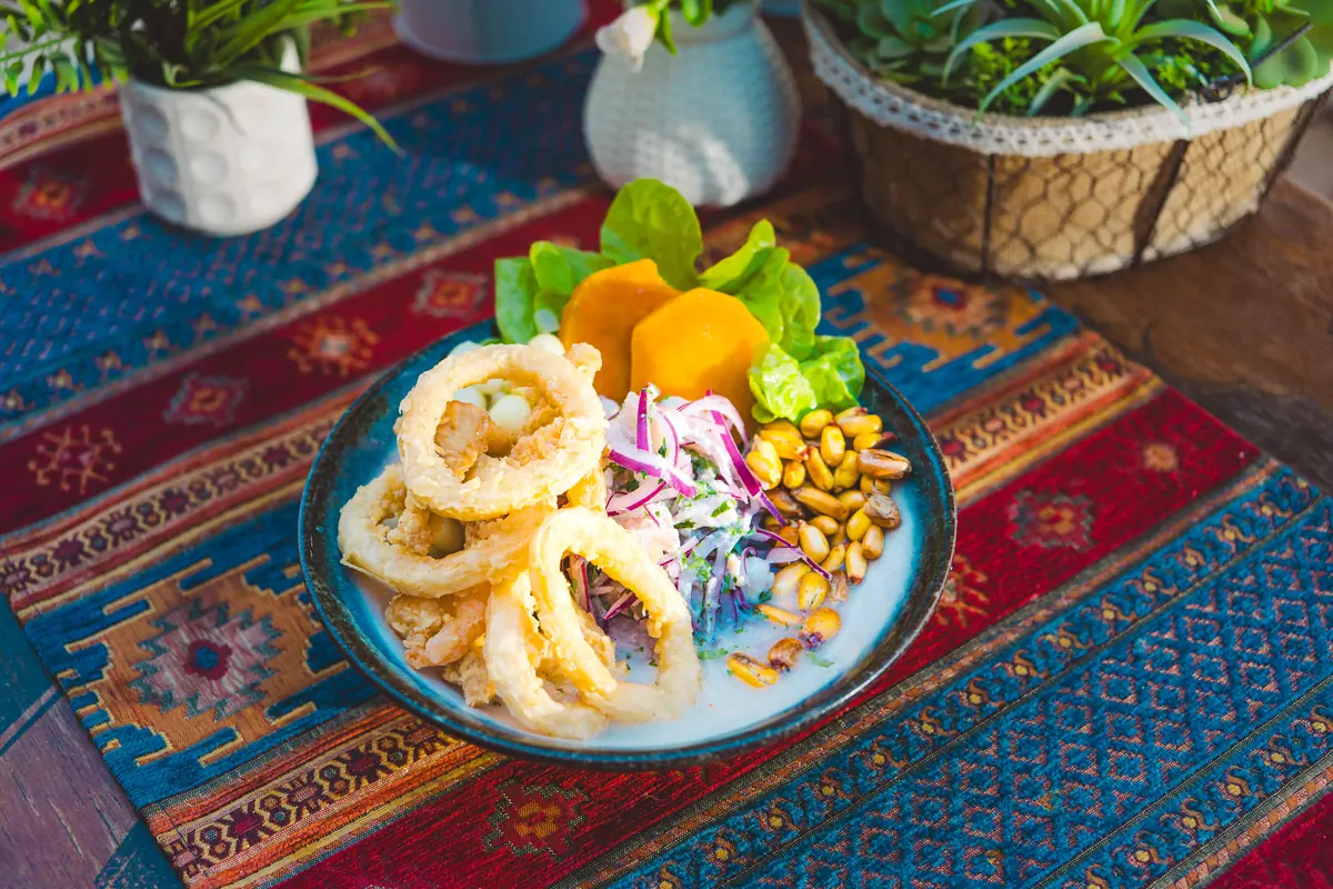 Jalea de calamares con chalaquita y mango