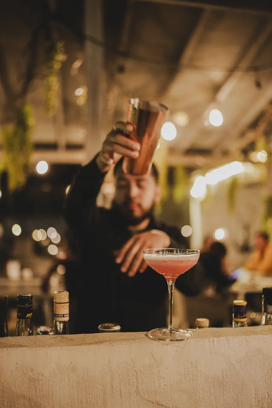 Bartender preparando un cóctel en la barra