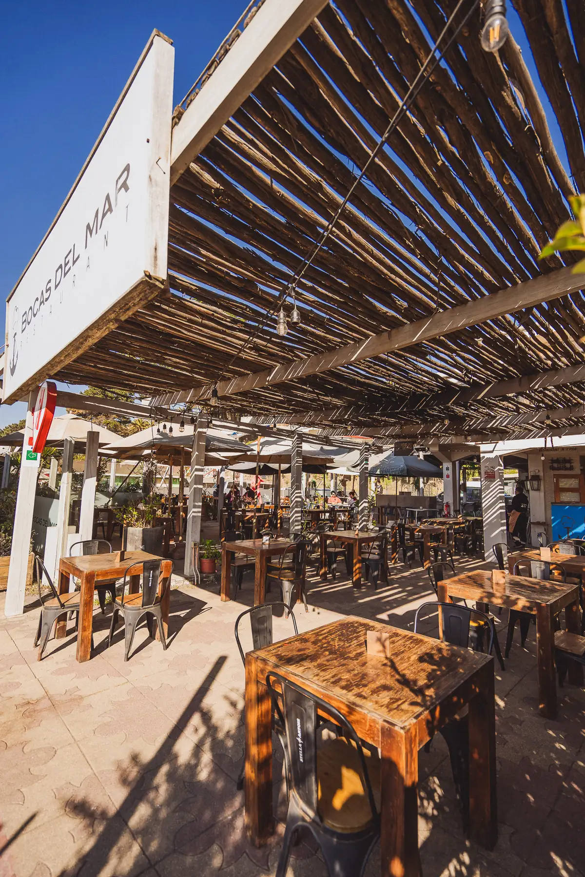 Terraza de Bocas del Mar bajo el techo de coligüe, Pichilemu